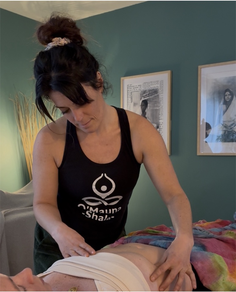 Omblyne pratiquant un massage ayurvédique au studio de Paramé