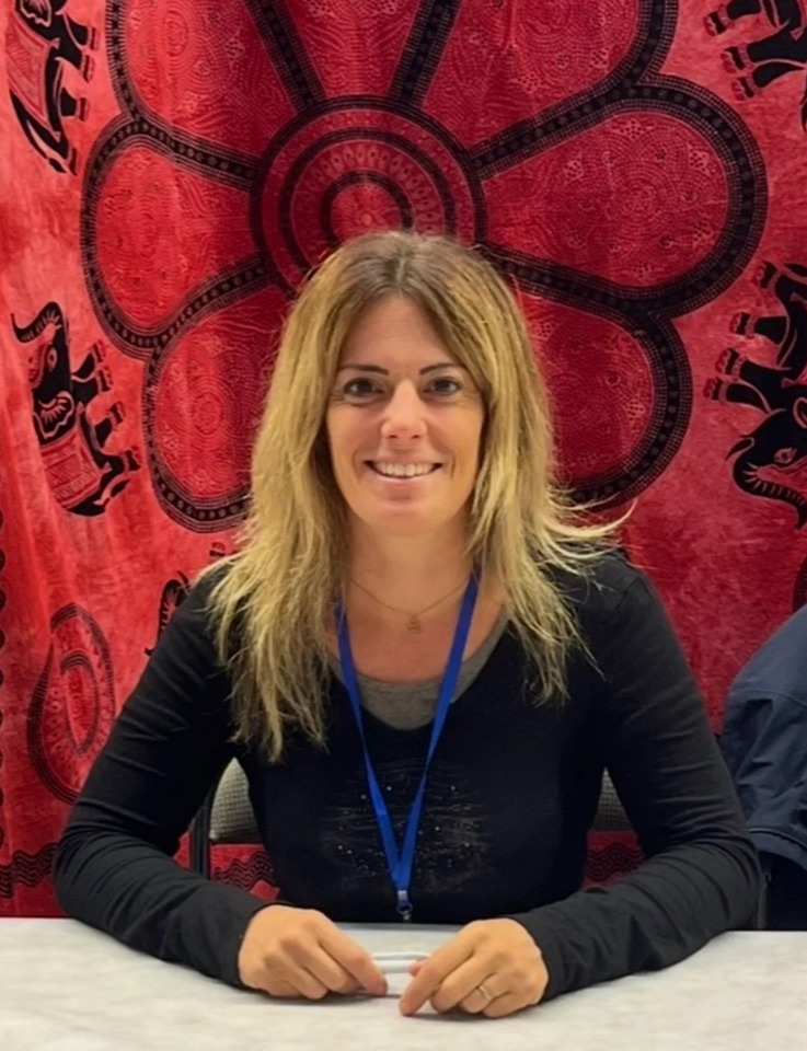 Omblyne, professeure de Hatha Yoga à Saint-Malo, devant une tenture indienne