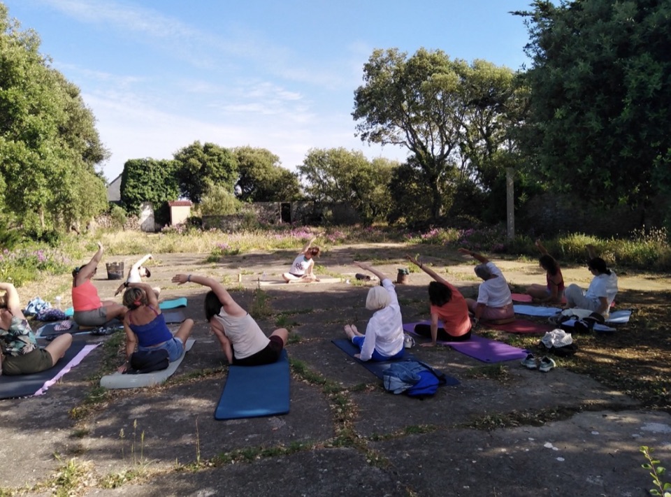 Cours de Yoga en extérieur dans un parc de Saint-Malo