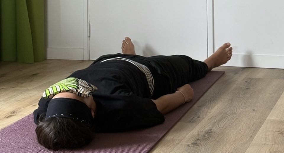 Posture de l’enfant sur un tapis pendant un cours de Yoga