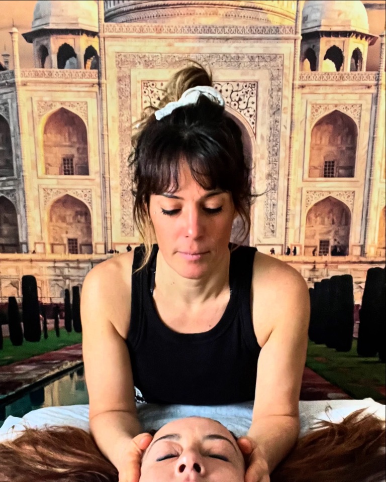 Omblyne pratiquant un Shirotchampi, massage de la tête, sur une cliente allongée