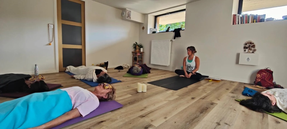 Élèves allongés en relaxation pendant un Yoga Nidra guidé par Omblyne au studio