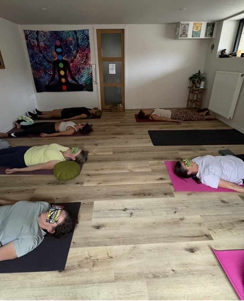 Groupe en relaxation finale sur les tapis du studio O’Mauna Shala à Paramé